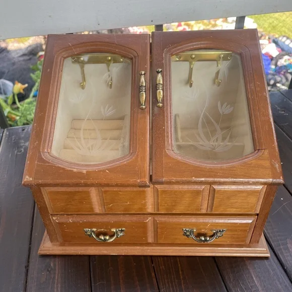Jewelry box - Picture 1 of 2